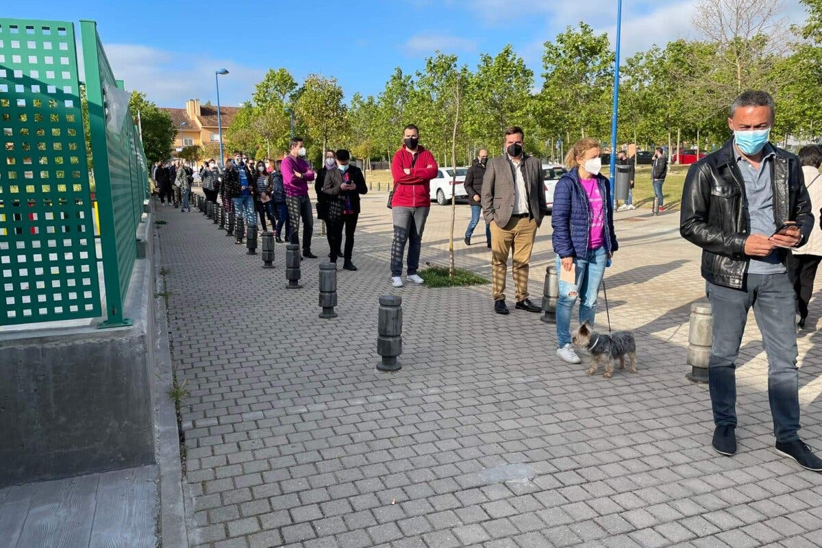 Largas colas para votar en Madrid nada más abrirse los colegios electorales