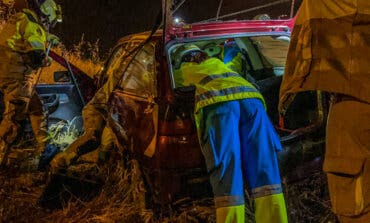 Cinco heridos tras caer un coche por un terraplén en el enlace de la M-40 con la A-5