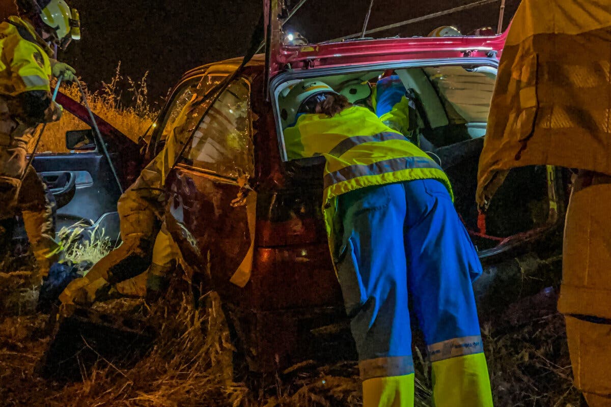 Cinco heridos tras caer un coche por un terraplén en el enlace de la M-40 con la A-5