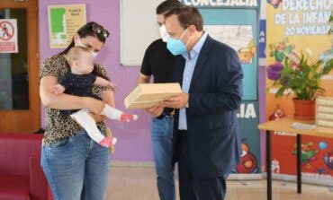 Coslada entrega cajas de bienvenida a los niños y niñas nacidos en el último año