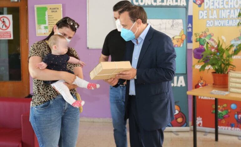 Coslada entrega cajas de bienvenida a los niños y niñas nacidos en el último año