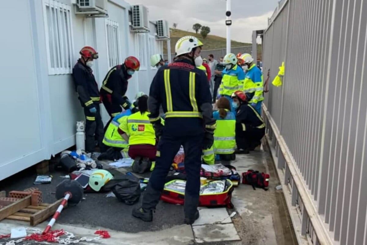 Muy grave un trabajador en Loeches tras caerle encima una puerta metálica de 400 kilos