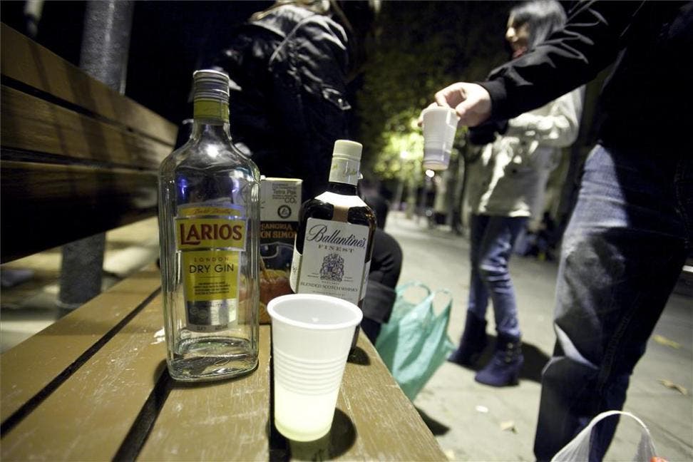 Desmatelan un macrobotellón en Madrid con 500 jóvenes celebrando el final de la EBAU