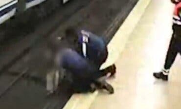 Dos policías municipales evitan el suicidio de una joven en el Metro de Madrid