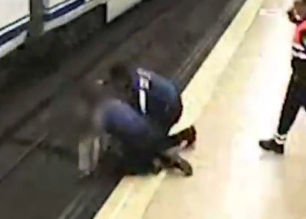 Dos policías municipales evitan el suicidio de una joven en el Metro de Madrid