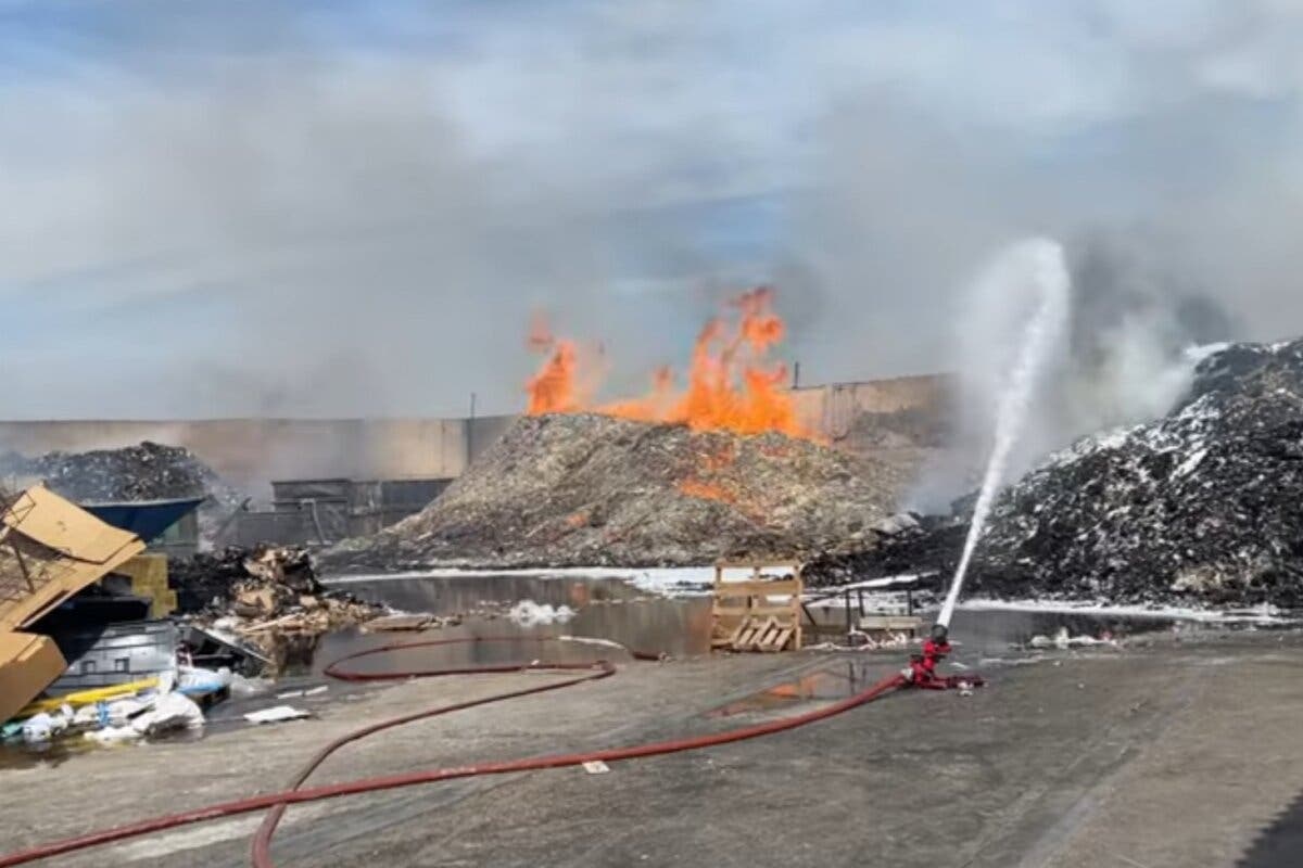 Aparatoso incendio en en el exterior de una nave de Alcalá de Henares