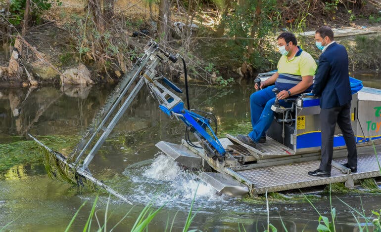 Torrejón intensifica la lucha contra los mosquitos: el barco anfibio vuelve al río Henares