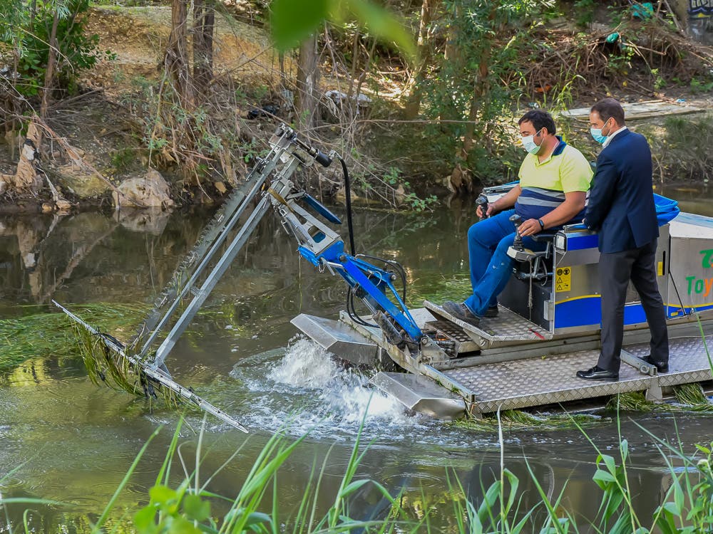 Torrejón intensifica la lucha contra los mosquitos: el barco anfibio vuelve al río Henares