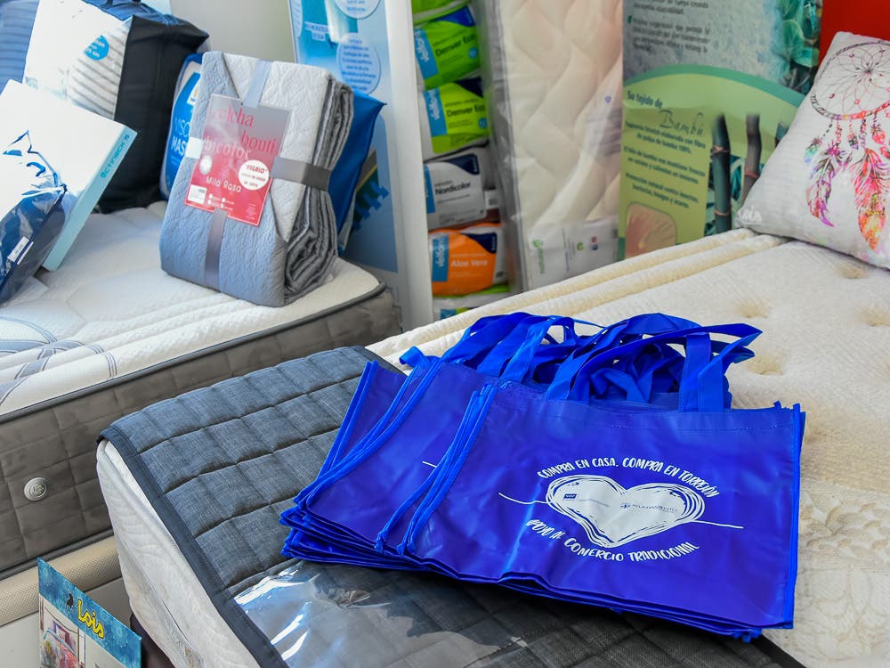Torrejón de Ardoz lanza una campaña de apoyo al comercio tradicional entregando bolsas reutilizables