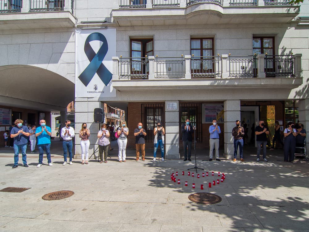 Todos los ayuntamientos del Henares menos Alcalá se suman al minuto de silencio contra la violencia machista