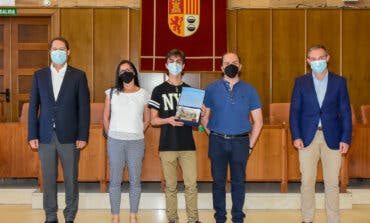 El alcalde de Torrejón recibe a Roberto Mulas, número uno en la selectividad madrileña 