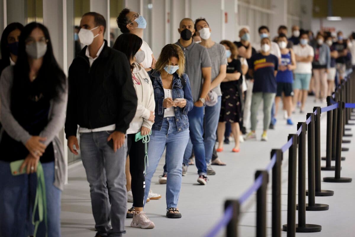 Primera noche de vacunación en el Zendal que ya vacuna 24 horas al día 