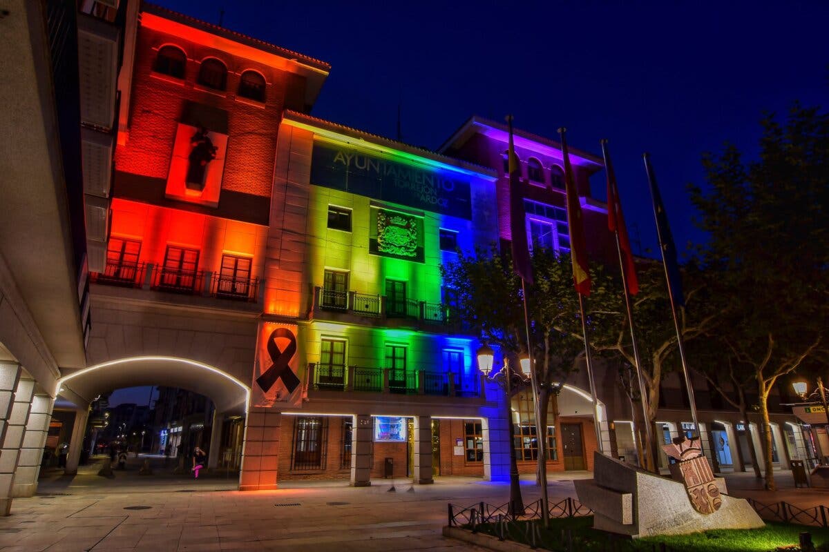 Torrejón de Ardoz ilumina la fachada del Ayuntamiento con la bandera arcoíris  