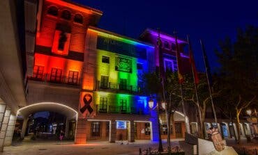 Torrejón de Ardoz ilumina la fachada del Ayuntamiento con la bandera arcoíris  