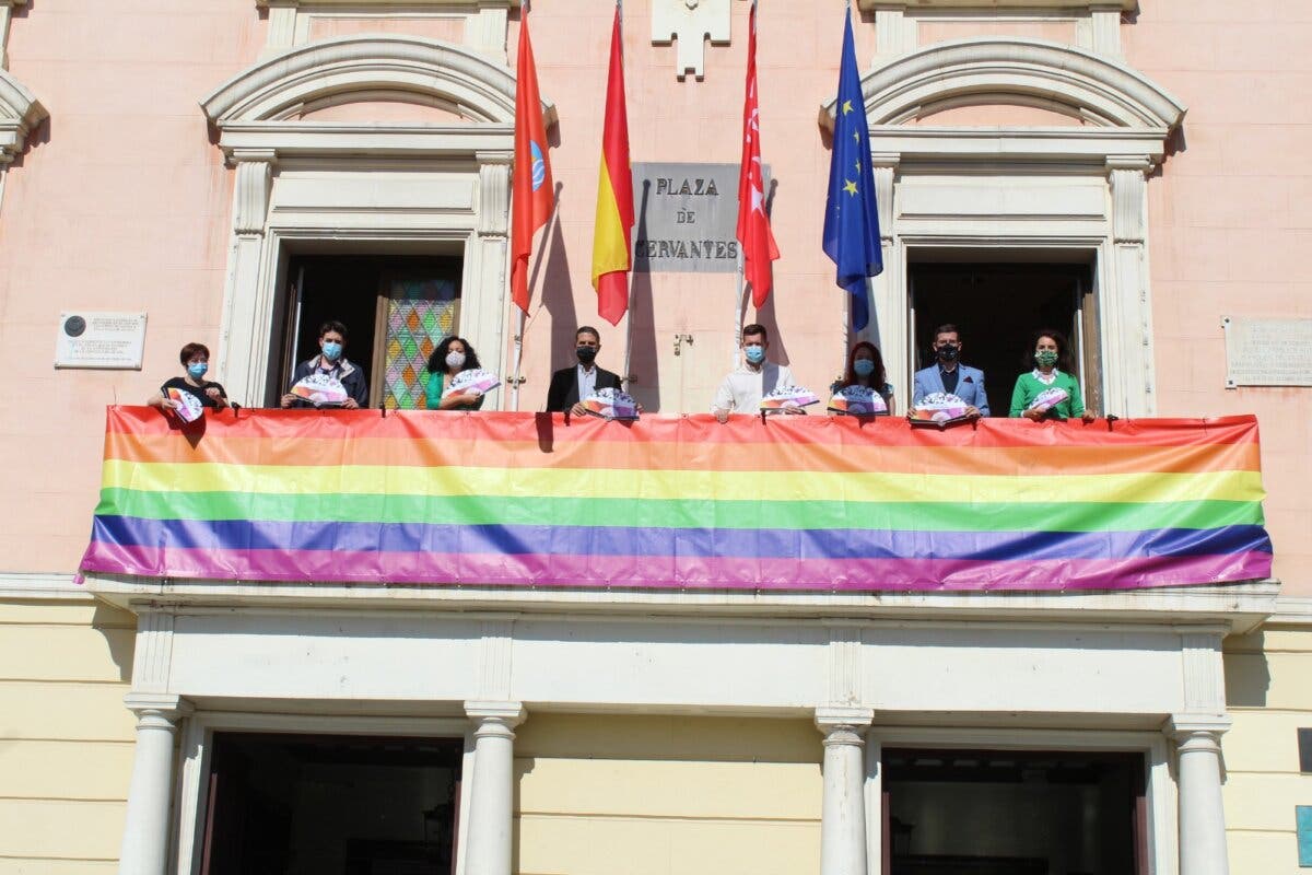 El Ayuntamiento de Alcalá de Henares se viste de arcoíris para celebrar el Orgullo Gay