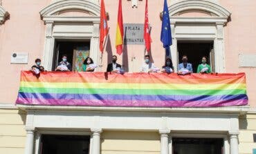 El Ayuntamiento de Alcalá de Henares se viste de arcoíris para celebrar el Orgullo Gay