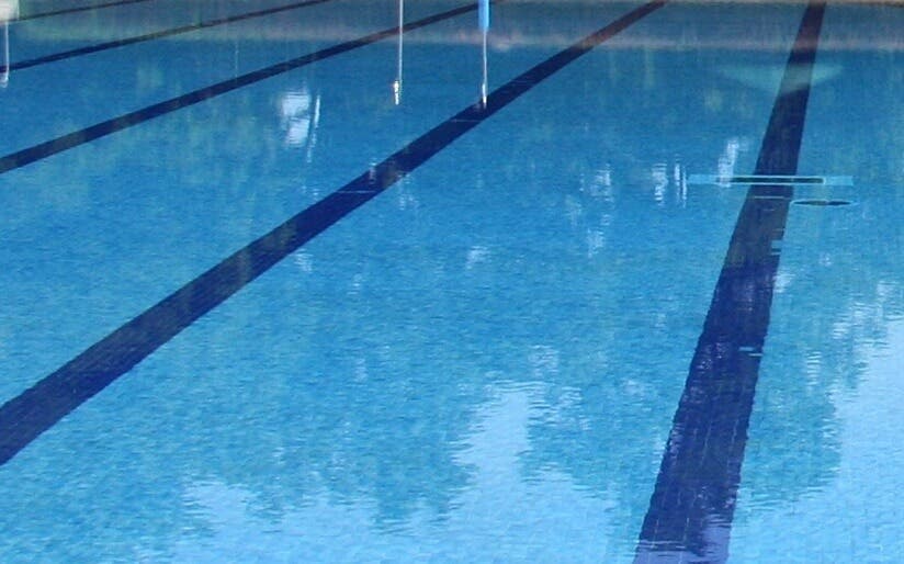 Un socorrista y dos bañistas salvan la vida de un bebé en una piscina de Alcorcón