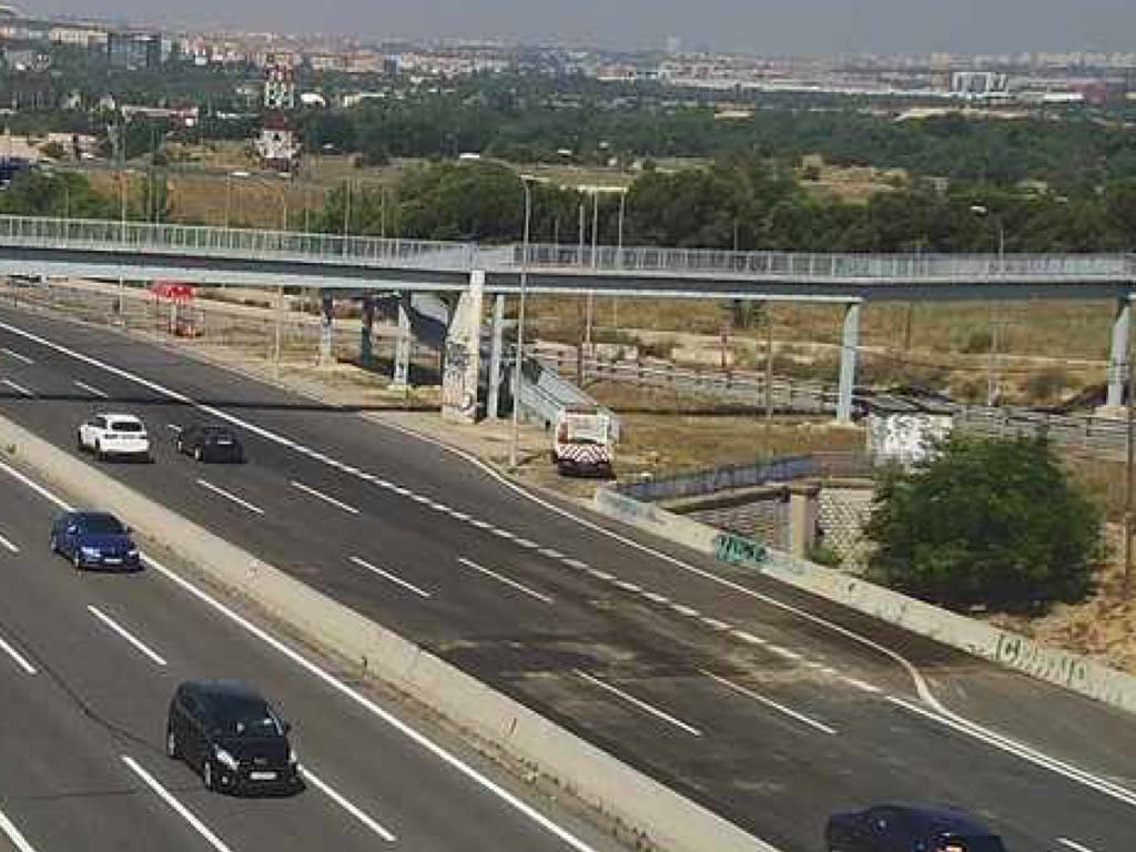 Reabierta la A-2 en San Fernando diez horas después del vuelco de un camión