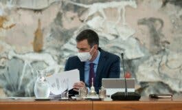 Tres altos cargos del Gobierno de Sánchez, imputados por fraude en la compra de mascarillas  