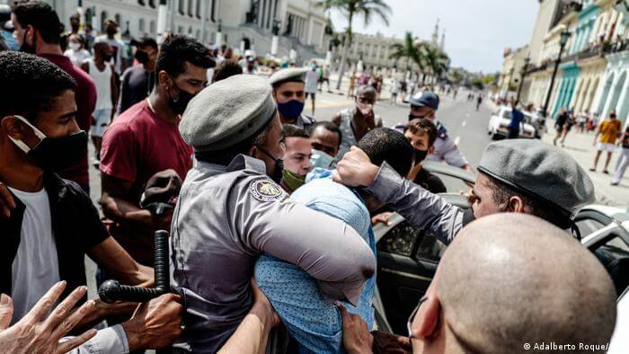 Ayuso se solidariza con Cuba frente al silencio del Gobierno español ante la represión comunista 