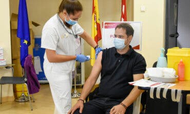 El alcalde de Torrejón se vacuna contra la Covid-19 y anima a los torrejoneros a vacunarse 