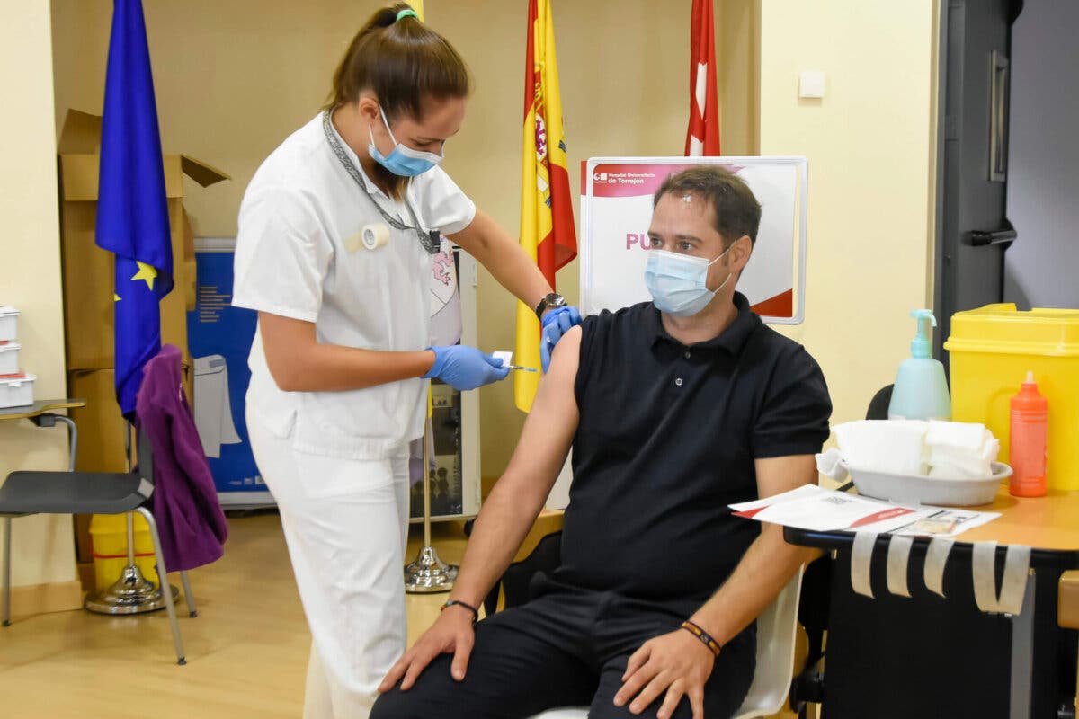 El alcalde de Torrejón se vacuna contra la Covid-19 y anima a los torrejoneros a vacunarse 