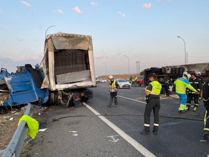 Dos heridos e importantes retenciones tras un accidente entre dos camiones en la M-50