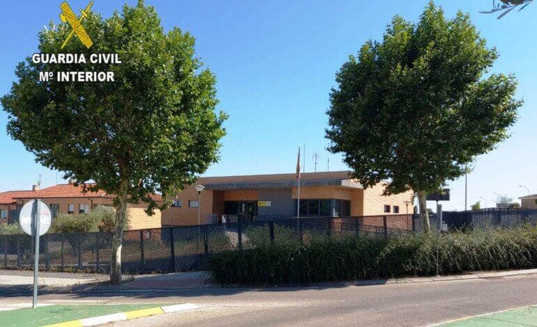 Detenida una mujer de 73 años en El Casar por rayar nueve vehículos cuando paseaba a su perro