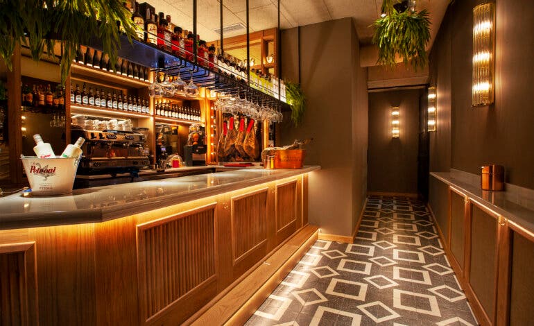 Un lugar icónico en Alcalá de Henares: raciones, cerveza bien tirada y buenos vinos