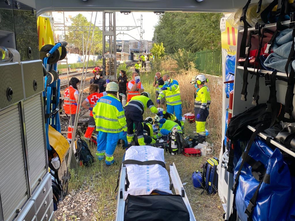 Golpeada por un tren cuando transitaba por las vías en Coslada