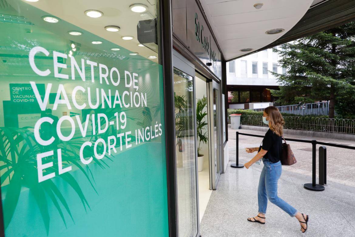 El Corte Inglés, Acciona y Santander comienzan a vacunar a población general en Madrid