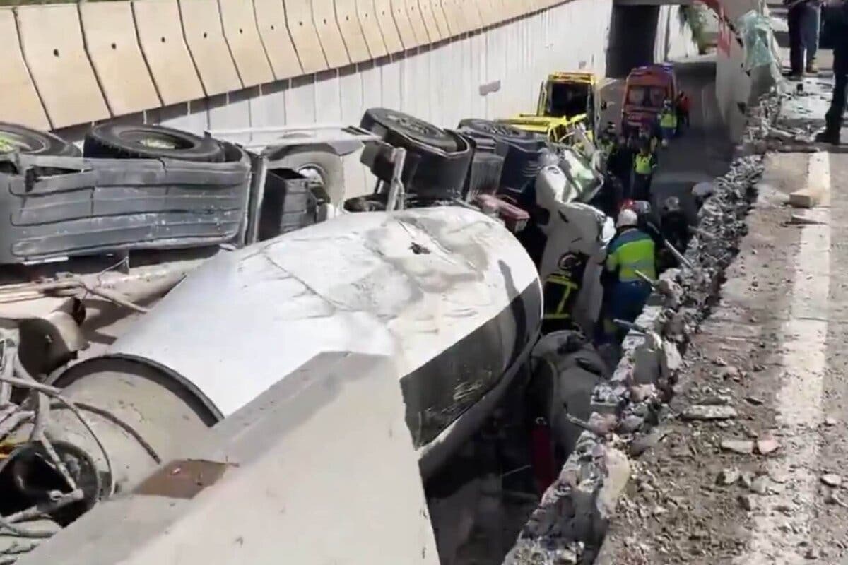 Un camión hormigonera vuelca encima de un coche en Rivas 