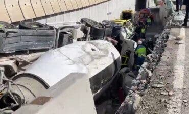 Un camión hormigonera vuelca encima de un coche en Rivas 