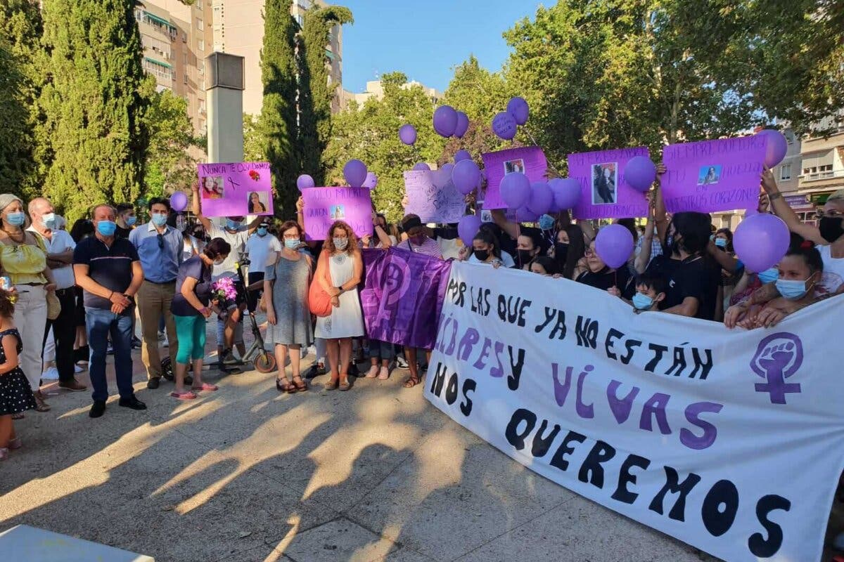 Alcalá de Henares se concentra contra el asesinato machista de una alcalaína en Cambrils 