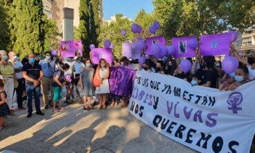 Alcalá de Henares se concentra contra el asesinato machista de una alcalaína en Cambrils 