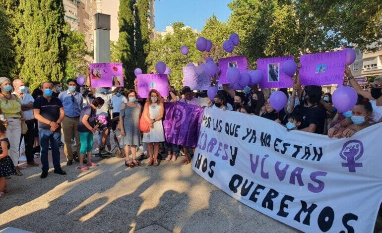 Alcalá de Henares se concentra contra el asesinato machista de una alcalaína en Cambrils 