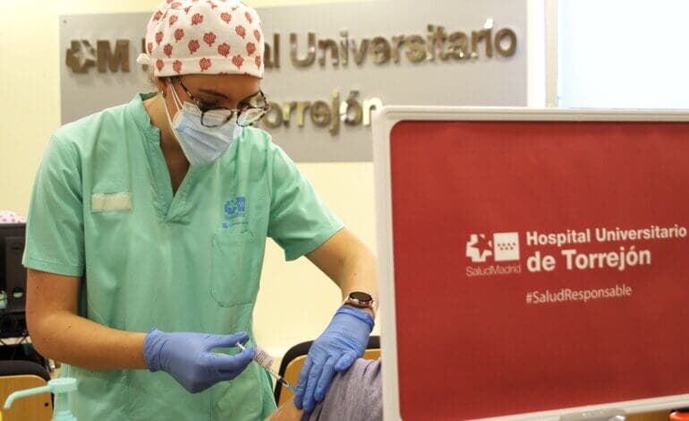 Madrid abre mañana la autocita para terceras dosis a personas de 40 a 44 años 