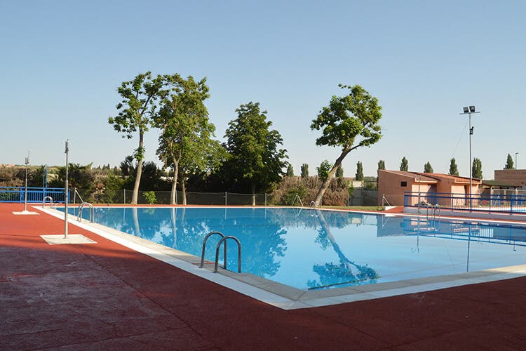 Trasladada al hospital tras sufrir un ahogamiento en la piscina de Azuqueca