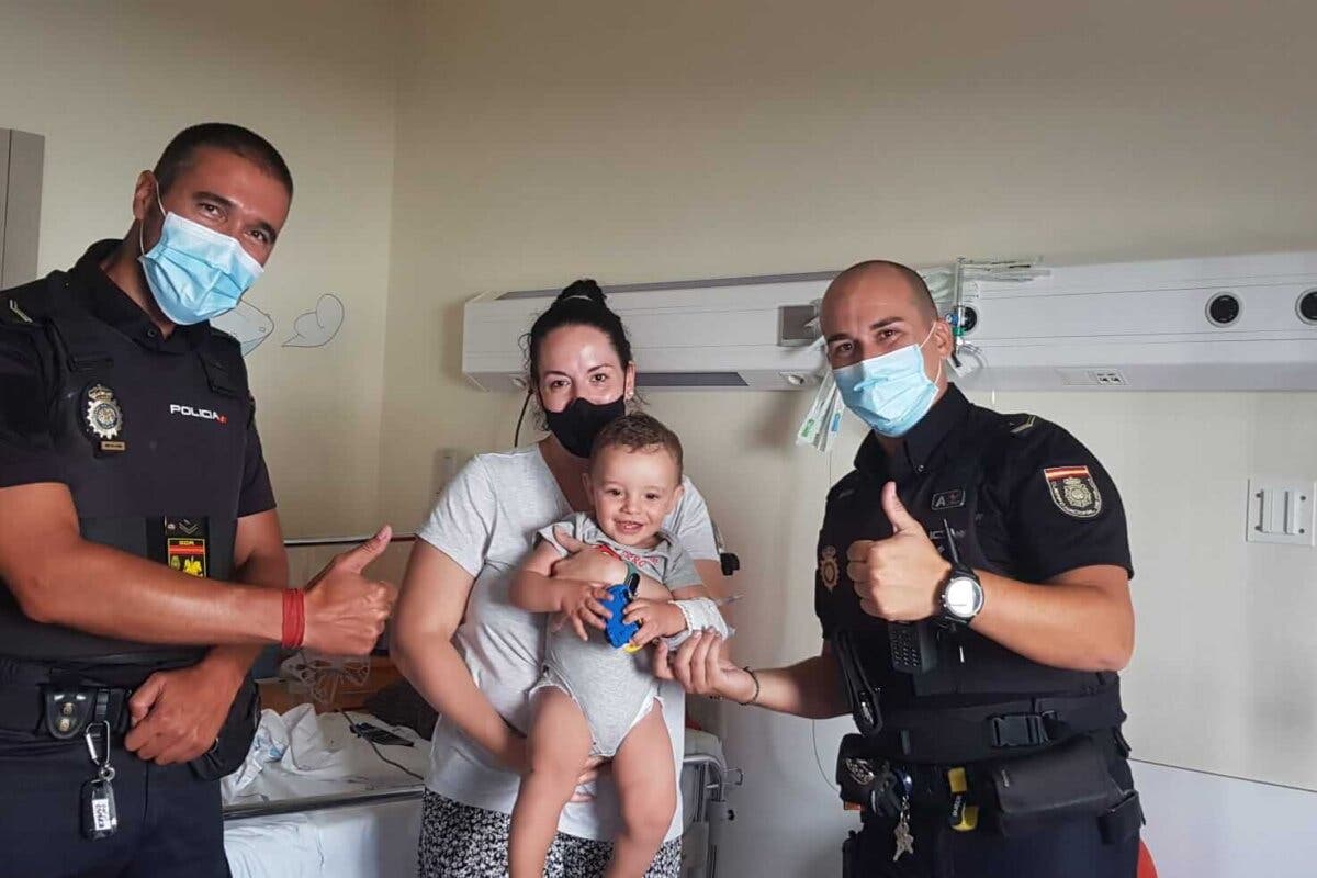 Agentes de la Policía Nacional salvan la vida a un bebé de 13 meses que se encontraba jugando en un parque de Alcobendas