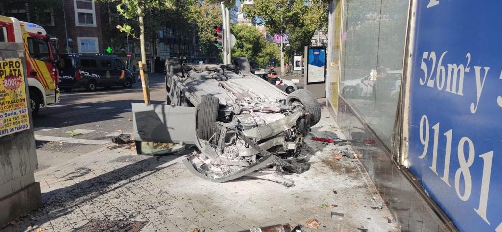 Vuelca un coche en un aparatoso accidente en María de Molina 