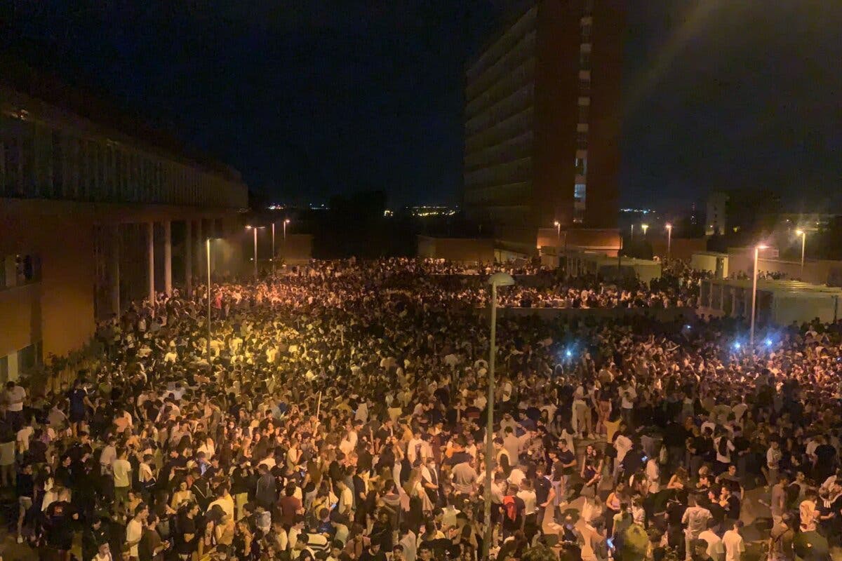 Un macrobotellón en Madrid reúne a 25.000 jóvenes en Ciudad Universitaria 