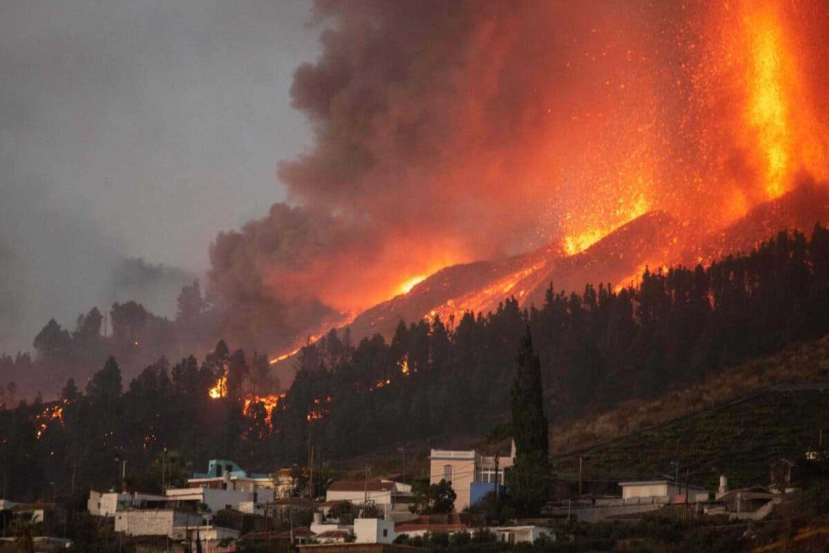 La lava del volcán arrasa un centenar de viviendas en La Palma