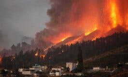 La lava del volcán arrasa un centenar de viviendas en La Palma
