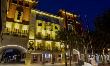 Torrejón de Ardoz ilumina de dorado la fachada del Ayuntamiento por una buena causa 