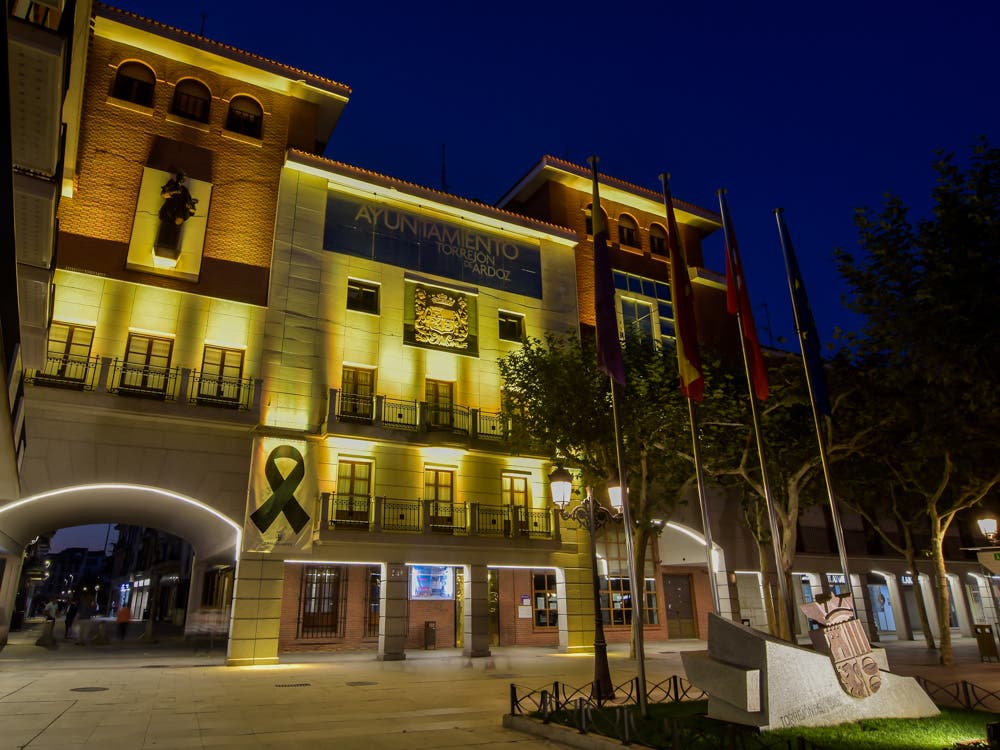 Torrejón de Ardoz ilumina de dorado la fachada del Ayuntamiento por una buena causa 