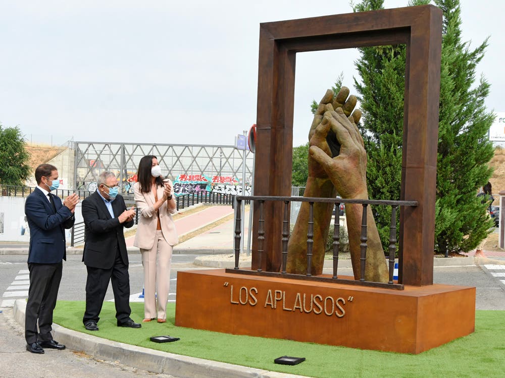 Torrejón rinde homenaje a los sanitarios y servicios esenciales con la escultura «Los Aplausos»