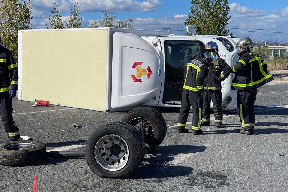 Espectacular accidente entre un turismo y un camión de mudanzas en la M-509, en Villanueva del Pardillo