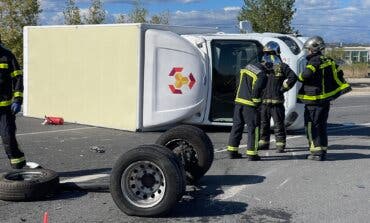 Espectacular accidente entre un turismo y un camión de mudanzas en la M-509, en Villanueva del Pardillo