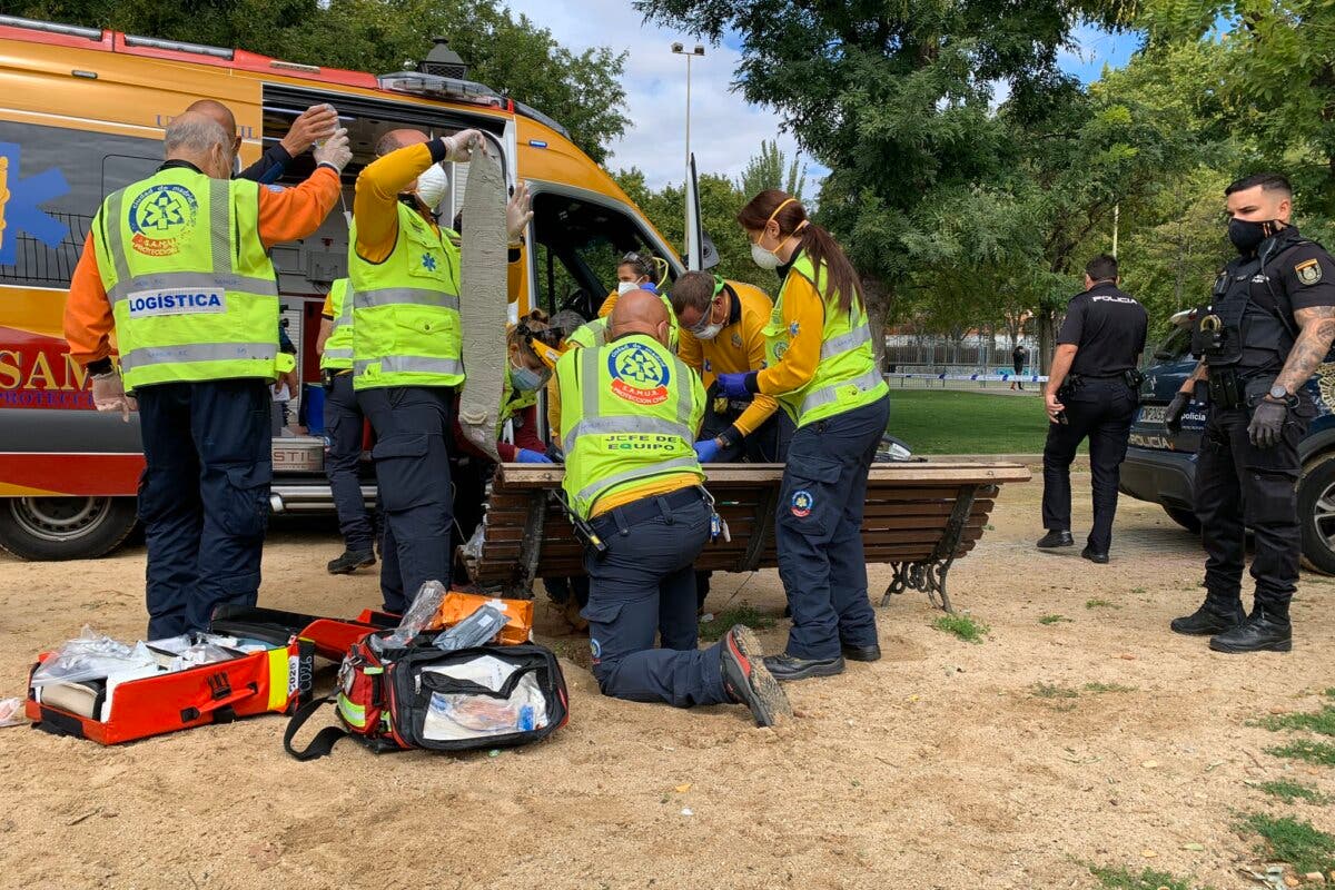 Apuñalan a un joven de 19 años en un parque de Carabanchel