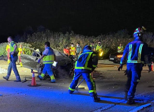 Muere al estrellar su coche en una rotonda en la carretera de la Warner